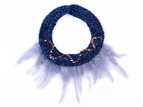 Nitho blue feathers collar